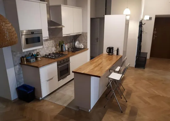 Centrally Located Apartment For 9 Guests Garbarska